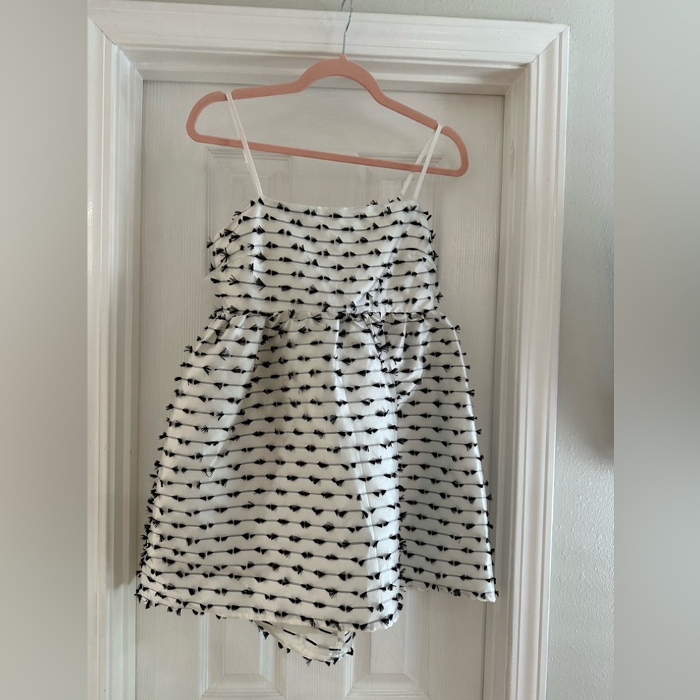 Chloedao white and black material poof dress